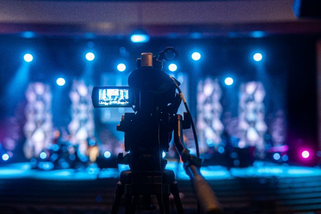 Eventos híbridos: por que fazer convenções de vendas nesse novo formato e como ter sucesso