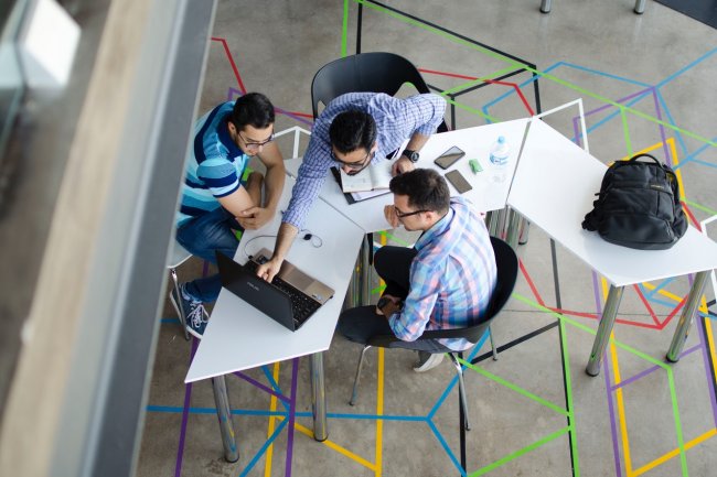 Qual é o papel do capital humano e das empresas na inovação?