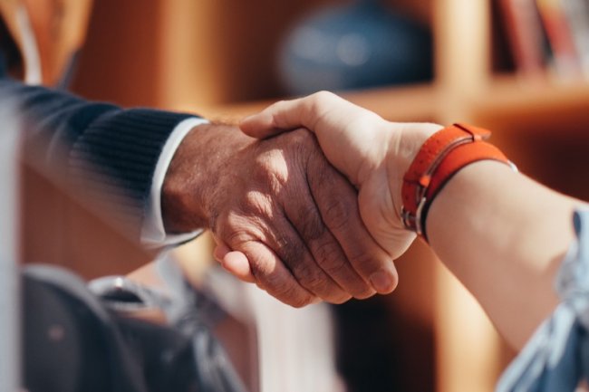 Como conseguir um emprego de vendedor: 7 maneiras + 4 dicas